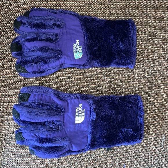 North Face Denali Gloves, size women’s small purple fuzzy with touch tech - Picture 2 of 11